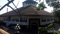 Di lokasi yang sekarang berdiri masjid ini, dahulu pernah berdiri loji Sint Jan sebagai tempat berkumpulnya anggota Freemasonry di Bandung
