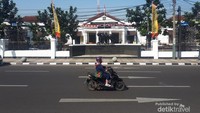 Gedung Polrestabes yang pada saat dahulu merupakan Kweekschoo (Sekolah Guru) menjadi tempat pertemuan ruting anggota Freemasonry sebelum akhirnya pindah ke salah satu bangunan di Braga dan membangun Loji Sint Jan