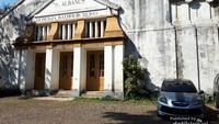 Bangunan yang bagian depannya ini tidak mempunyai jendela merupakan markas pertama dari Perkumpulan Teosofi Sebelum pindah ke Olcott Park yang lokasinya kini menjadi pusat perbelanjaan.