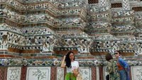 Wat Pho merupakan kuil terbesar di Thailand yang memiliki lebih banyak patung daripada kuil lainnya, di manapun. Ketika akan memasuki kuil ini, pengunjung yang memakai celana pendek akan diberitahu untuk menyewa kain untuk dijadikan