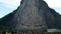 Ini adalah Laser Buddha. Laser Buddha merupakan ukiran Buddha terbesar di dunia. Laser Buddha juga menjadi Ikon Negeri Gajah Putih.