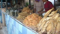 Jajanan sea food di Pantai Kukup