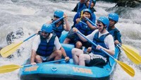 Turis asing pun mencoba arung jeram di Sungai Ayung, Bali (Yunaidi Joepoet/ACI)