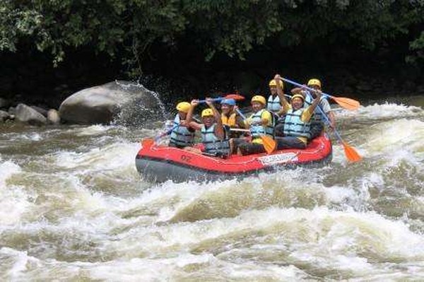 6 Tempat Untuk Menantang Arung Jeram di Indonesia