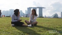 Chit chat seru bersama teman di sambil menikmati landscape Singapore di Marina Barrage