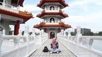 Menikmati keindahan Twin Pagoda di Chines Garden