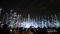 Menonton pertunjukan Laser Show di Marina Bay Sands