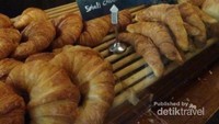 Almond croissant yang terkenal di Monsieur Spoon, Seminyak