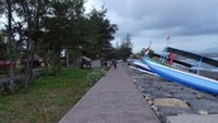 Berjalan pada waktu sore hari di Pantai Cucukan