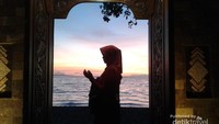Contoh foto gerbang dan manusia yang bisa dijadikan objek shilluette saat sunset