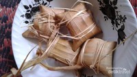 Foto juga makanan khas daerah yang anda kunjungi dan berikan sedikit cerita pada makanan tersebut pada saat anda menuliskannya di internet