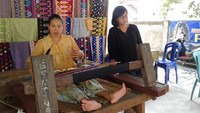 Foto juga kegiatan masyarakat secara umum yang dapat anda temukan saat travelling, misalnya di foto ini kita menemukan ibu yang sedang menenun kain rang-rang di lombok