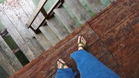 Memakai sandal yang nyaman dan kuat