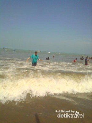 7 Jam Terjebak Macet Sebelum Menikmati Indahnya Pantai Carita