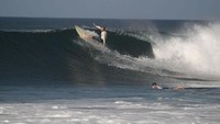 Surfing di Pantai Malpais, Kosta Rika (bobbyrica.com)