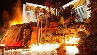 Aliran lava Gunung Volcano buatan yang berada di depan Mirage Hotel, Las Vegas (Sumber: http://www.my-photo-blog.com)