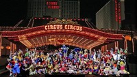 Para pemain sirkus berfoto dan berkumpul di lobi depan Circus Circus Hotel (Sumber: bargainusaholidays.co.uk)