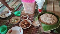 Mari kita makan hasil beras yang dimasak dengan cara tradisional sunda