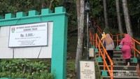 Trek naik ke gunung Tidar menggunakan tangga