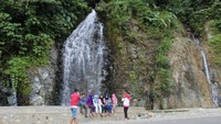 Persis di samping jalan
