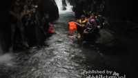 Wisatawan di kawasan air terjun