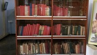 Rak Buku Bung Karno di rumah pengasingan Bung Karno