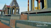 Kuil Buddha dengan Arsitektur Thailand-Myanmar
