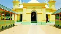 Masjid Sultan Riau di Pulau Penyengat atau biasa juga disebut masjid putih telur
