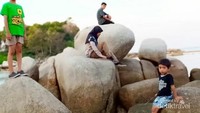 Pantai berbatu di Pantai Trikora