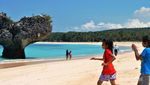 Ada Batu Karang Berbentuk Hatii di Pantai Oesosole, NTT