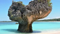 Ada batu berbentuk love atau hati di Pantai Oesosole