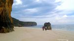 Ada Batu Karang Bolong, Pantai Bwanna di Sumba Seindah Nirwana