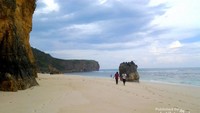 Tebing dan pasir putih serta pemandangan di Pantai Bwanna