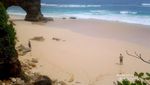 Ada Batu Karang Bolong, Pantai Bwanna di Sumba Seindah Nirwana