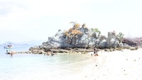 Pagar pembatas Pulau Bidadari