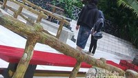 Pengunjung Muslim terlihat di Goa Maria Belinyu; toleransi.