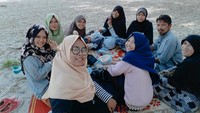 Saya (berkaca mata) bersama Pendamping dan keluarga beliau