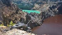 Danau Merah dan Danau Hijau.jpg