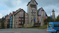 Gerbang Masuk French Village