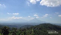 Gunung Merapi dan Merbabu dari waduk mini Banjaroya