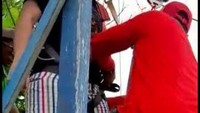 Persiapan body harness dan helm sebelum flying fox
