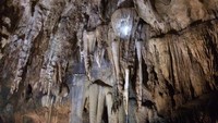 Keindahan kristal-kristal alam di sela-sela stalaktit dan stalagmit