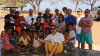 Foto bersama penduduk sekitar Pantai Oetune