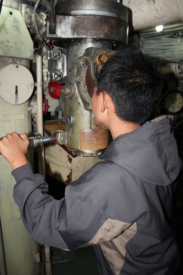 Ada Kapal Selam Di Tengah Kota Surabaya