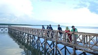 Jembatan ini juga jadi spot foto yang instagenic