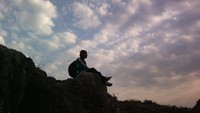 Di taman batu dengan pemandangan langit yang indah
