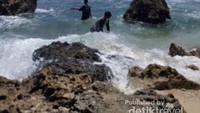 Para pengunjung menikmati Pantai Ngeden
