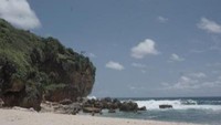 Pengunjung bermain air di Pantai Ngeden