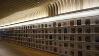 Deretan display koleksi majalah di dekat pintu masuk perpustakaan