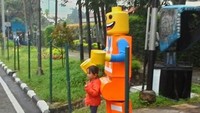 Karakter dari Lego ini belum diketahui namanya. Tapi saya beri nama saja Lego Dago.